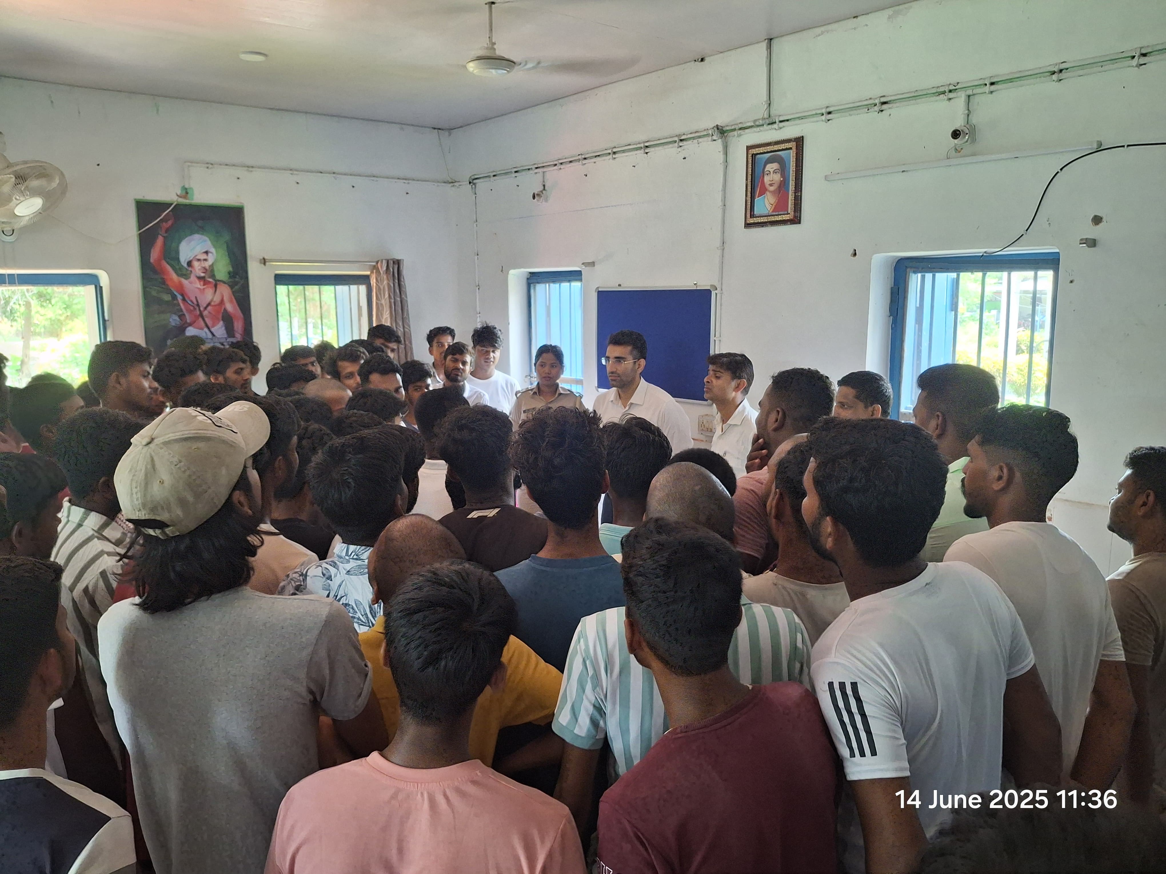 छात्रों से बात करते हुए एसडीओ पथ गुप्ता छात्रों से बात करते हुए एसडीओ पथ गुप्ता