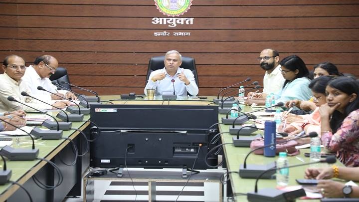 संभागायुक्त दीपक सिंह ने ली समीक्षा बैठक संभागायुक्त दीपक सिंह ने ली समीक्षा बैठक