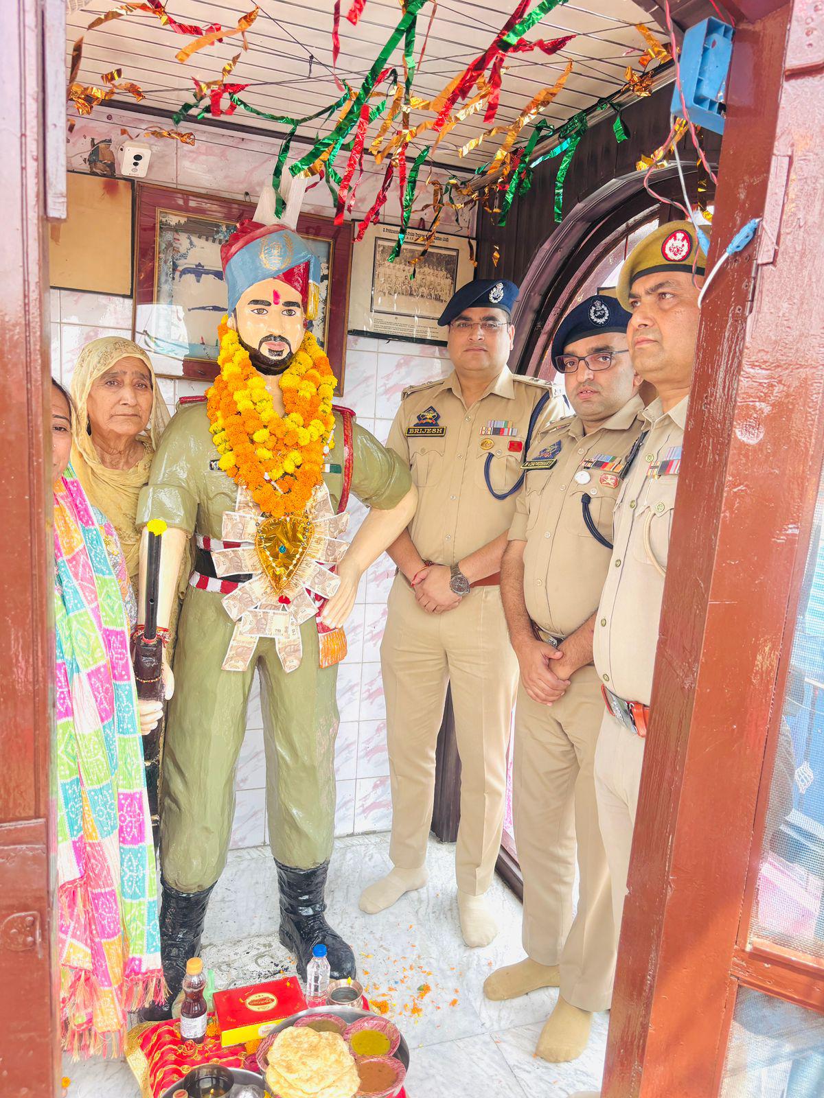 कर्ण सिंह की 22वीं पुण्य तिथि पर एसपी ने दी श्रद्धांजलि कर्ण सिंह की 22वीं पुण्य तिथि पर एसपी ने दी श्रद्धांजलि
