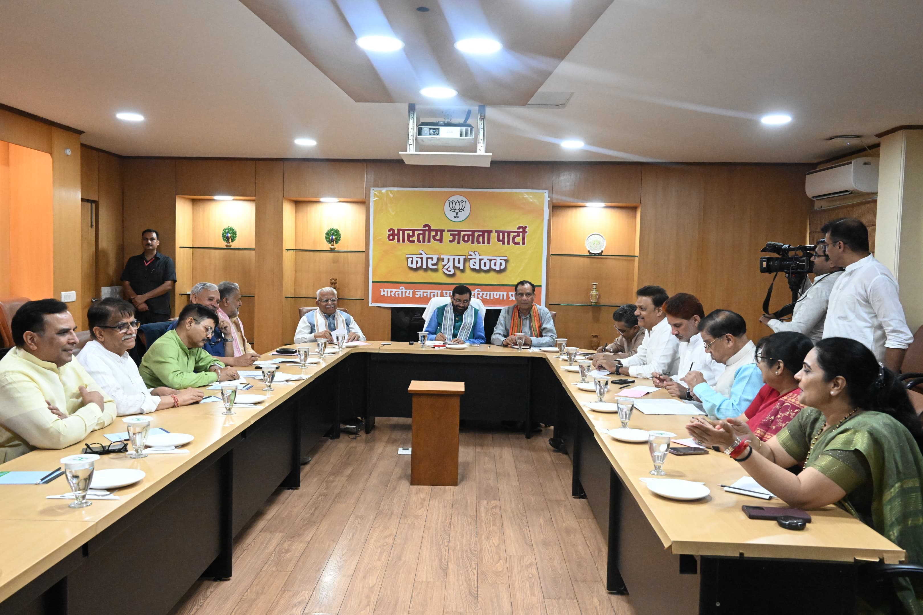 भाजपा कोर ग्रुप की बैठक में भाग लेते मुख्यमंत्री व अन्य नेता भाजपा कोर ग्रुप की बैठक में भाग लेते मुख्यमंत्री व अन्य नेता