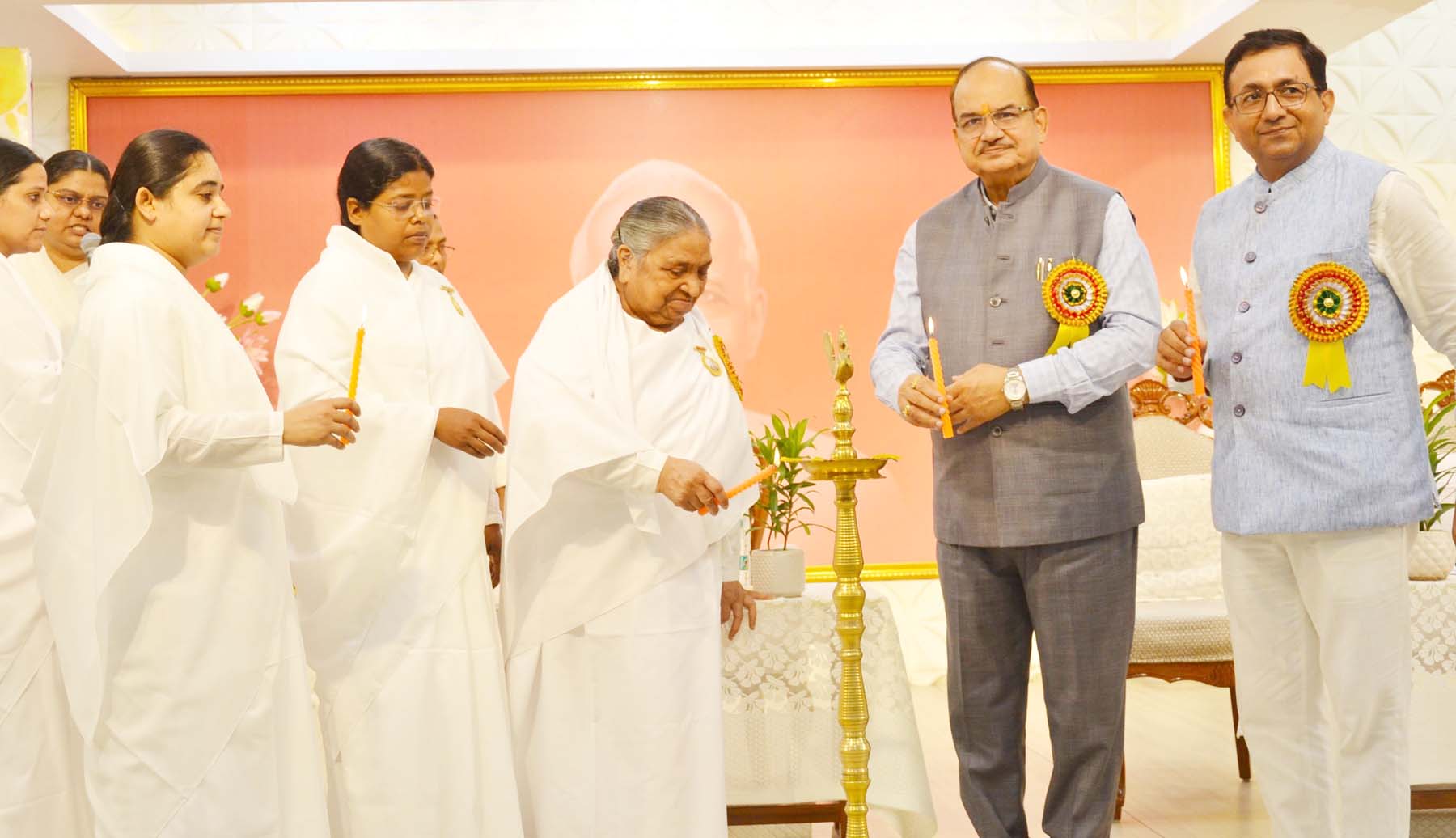 गुरुग्राम स्थित ओम शांति रिट्रीट सेंटर में बच्चों के कार्यक्रम का दीप प्रज्वलित कर उद्घाटन करते हुए फेडरेशन ऑफ इंडियन इंडस्ट्री के डॉ. दीपक जैन, सेंटर बोर्ड ऑफ ट्रस्टी, ईपीएफओ के मेंबर हितेंद्र मेहता, राजयोगिनी विजय दीदी, बीके रेखा, बीके येशु, बीके दिव्या एवं बीके पारुल। गुरुग्राम स्थित ओम शांति रिट्रीट सेंटर में बच्चों के कार्यक्रम का दीप प्रज्वलित कर उद्घाटन करते हुए फेडरेशन ऑफ इंडियन इंडस्ट्री के डॉ. दीपक जैन, सेंटर बोर्ड ऑफ ट्रस्टी, ईपीएफओ के मेंबर हितेंद्र मेहता, राजयोगिनी विजय दीदी, बीके रेखा, बीके येशु, बीके दिव्या एवं बीके पारुल।