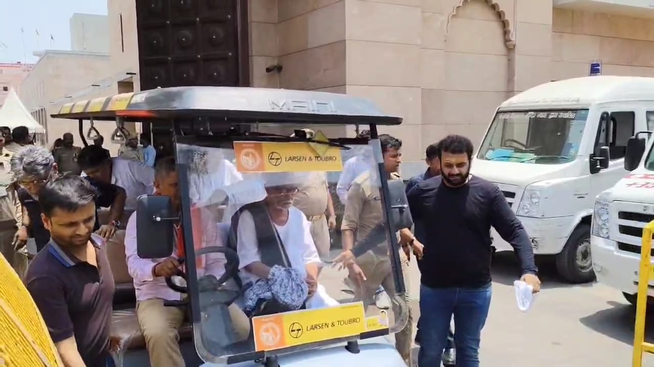 कथावाचक संत मोरारी बापू बाबा विश्वनाथ के दरबार में कथावाचक संत मोरारी बापू बाबा विश्वनाथ के दरबार में