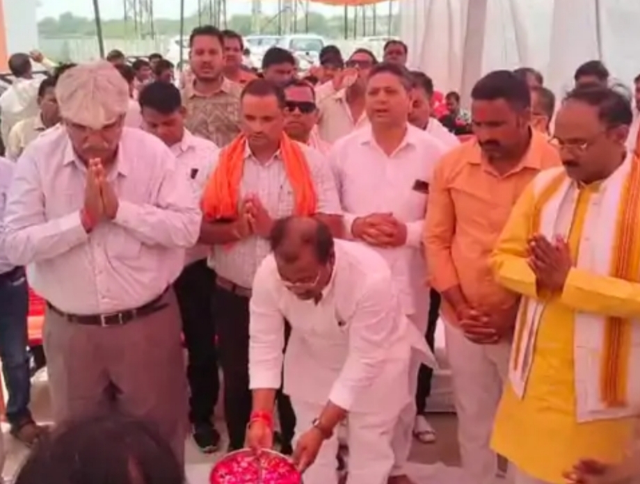 शिलान्यास करते विधायक शिलान्यास करते विधायक