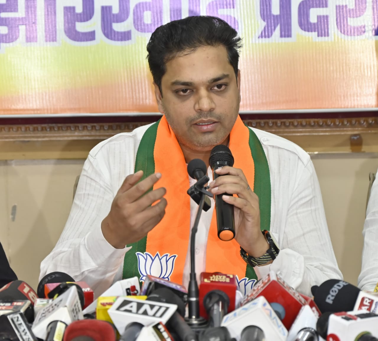 भाजपा प्रवक्ता प्रेस कॉन्फ्रेंस करते हुए भाजपा प्रवक्ता प्रेस कॉन्फ्रेंस करते हुए
