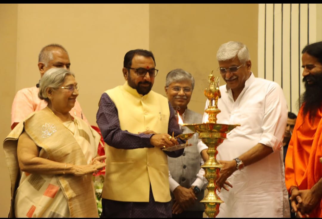 योग कनेक्ट सम्मेलन का उद्घाटन करते हुए आयुष मंत्री प्रतापराव जाधव, केन्द्रीय संस्कृति मंत्री गजेन्द्र सिंह शेखालत योग कनेक्ट सम्मेलन का उद्घाटन करते हुए आयुष मंत्री प्रतापराव जाधव, केन्द्रीय संस्कृति मंत्री गजेन्द्र सिंह शेखालत