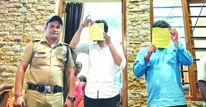 पुलिस गिरफ्त में आरोपित पुलिस गिरफ्त में आरोपित