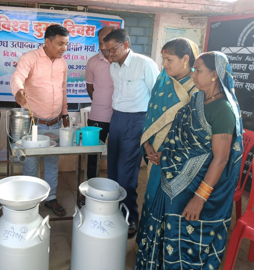 ग्रामीणों से दुग्ध संकलन करते हुए। ग्रामीणों से दुग्ध संकलन करते हुए।