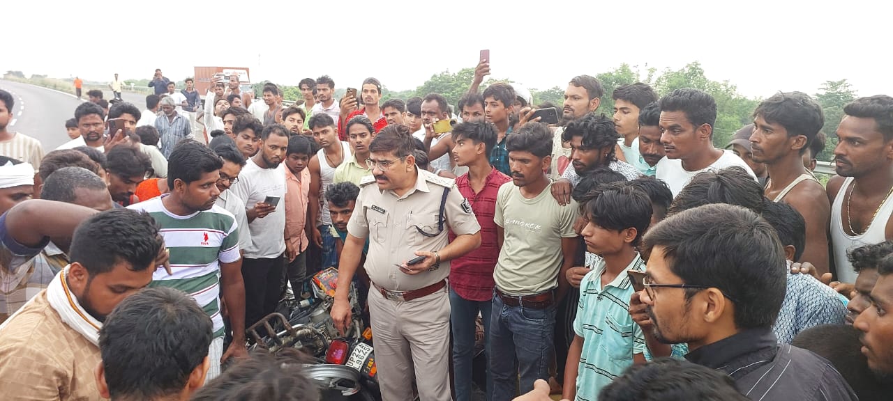 अररिया फोटो:ट्रैफिक डीएसपी जांच करते अररिया फोटो:ट्रैफिक डीएसपी जांच करते