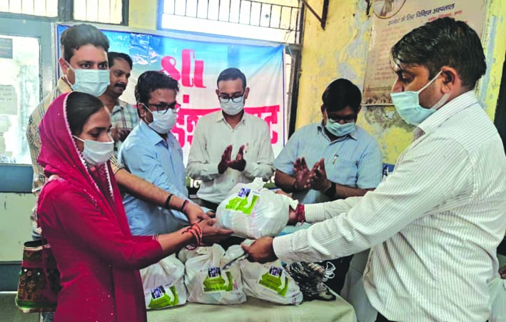 इम्यूनिटी किट बांटते हुए इम्यूनिटी किट बांटते हुए