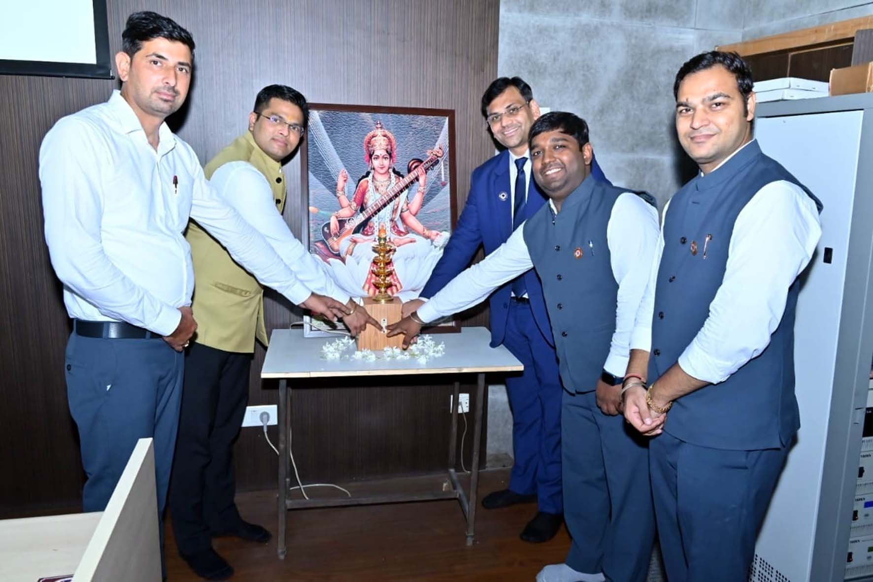 एनआईआरसी हिसार ब्रांच के चेयरमैन अमन बंसल व मुख्य वक्ता सीए संगम अग्रवाल व सीएस संतोष पांडे दीप प्रज्ज्वलित करते हुए। एनआईआरसी हिसार ब्रांच के चेयरमैन अमन बंसल व मुख्य वक्ता सीए संगम अग्रवाल व सीएस संतोष पांडे दीप प्रज्ज्वलित करते हुए।