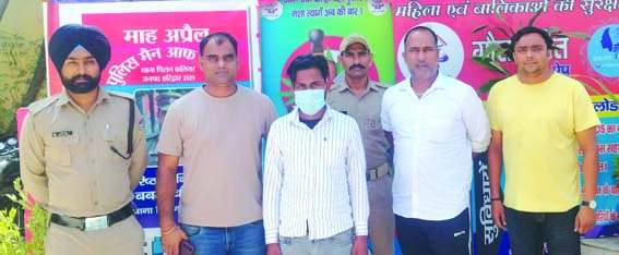 पुलिस गिरफ्त में आरोपित पुलिस गिरफ्त में आरोपित