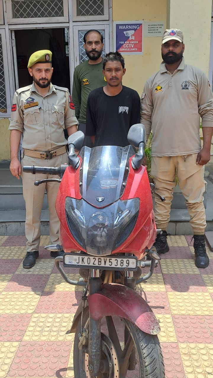 पीएस बाग-ए-बाहु ने मोटरसाइकिल बरामद कर जानीपुर पुलिस को सौंपी पीएस बाग-ए-बाहु ने मोटरसाइकिल बरामद कर जानीपुर पुलिस को सौंपी