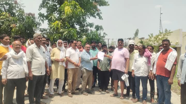 ग्रामीण प्रदर्शन करते हुए ज्ञापन देते हुए ग्रामीण प्रदर्शन करते हुए ज्ञापन देते हुए