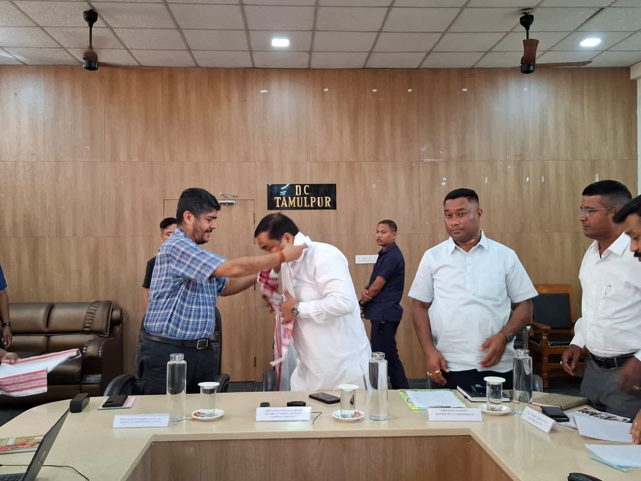 तमुलपुर में मंत्री जयंत मल्ला बरुआ की समीक्षा बैठक। तमुलपुर में मंत्री जयंत मल्ला बरुआ की समीक्षा बैठक।