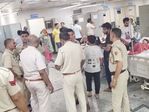 अस्पताल में पहुंचकर जांच करते पुलिस अस्पताल में पहुंचकर जांच करते पुलिस