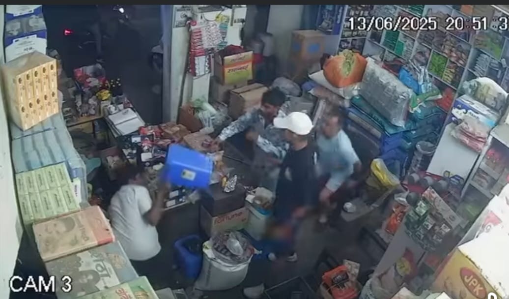 दुकानदार को गोली मारते हुए बदमाश। दुकानदार को गोली मारते हुए बदमाश।
