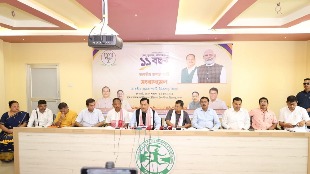 असमः डिब्रूगढ़ में संवाददाता सम्मेलन को संबोधित करते केंद्रीय मंत्री सर्बानंद सोनोवाल। साथ में असम सरकार के मंत्री प्रशांत फूकन एवं भाजपा के अन्य पदाधिकारी असमः डिब्रूगढ़ में संवाददाता सम्मेलन को संबोधित करते केंद्रीय मंत्री सर्बानंद सोनोवाल। साथ में असम सरकार के मंत्री प्रशांत फूकन एवं भाजपा के अन्य पदाधिकारी