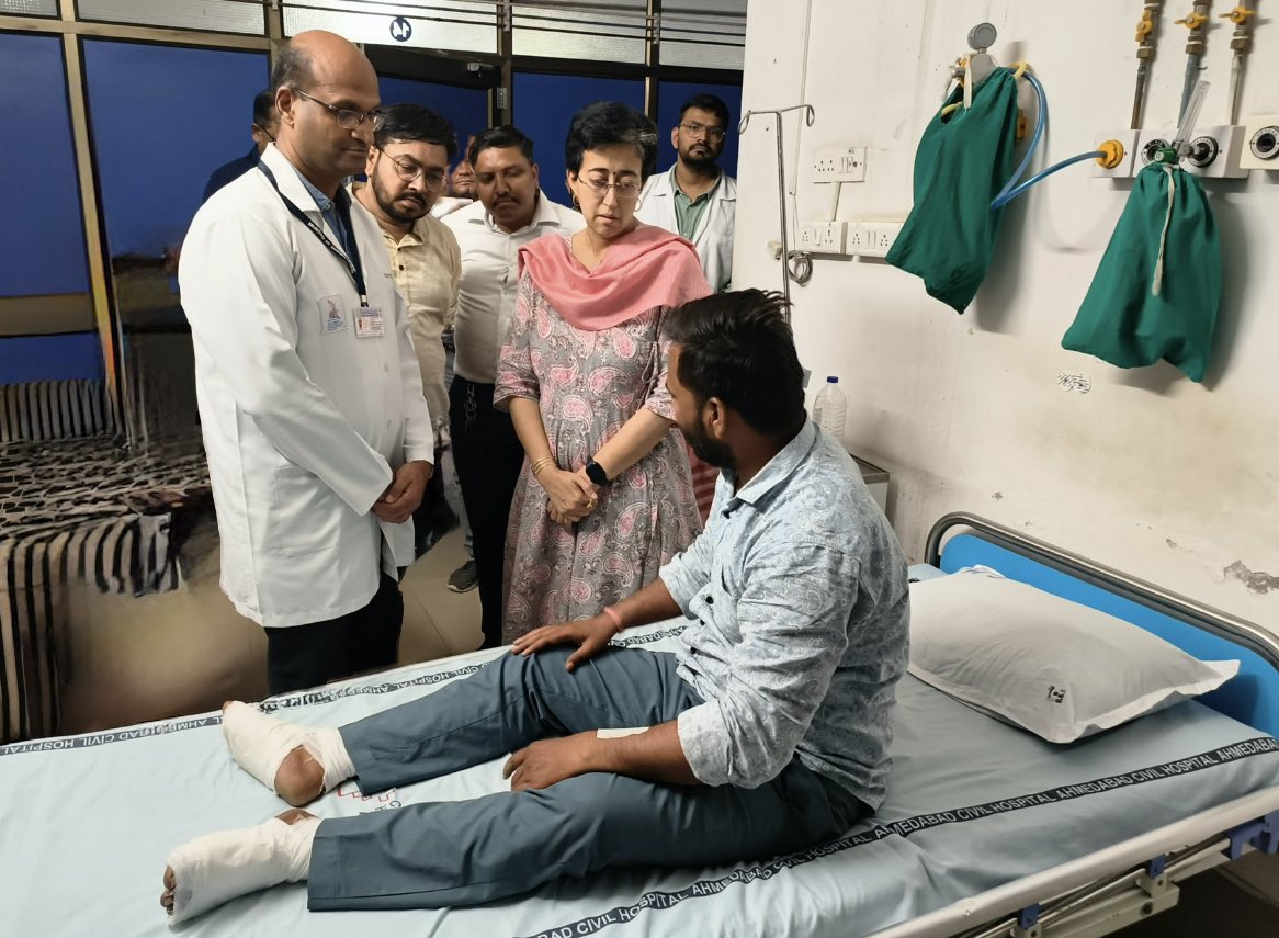नेता प्रतिपक्ष आतिशी अहमदाबाद के सिविल अस्पताल में घायलों से मिली नेता प्रतिपक्ष आतिशी अहमदाबाद के सिविल अस्पताल में घायलों से मिली