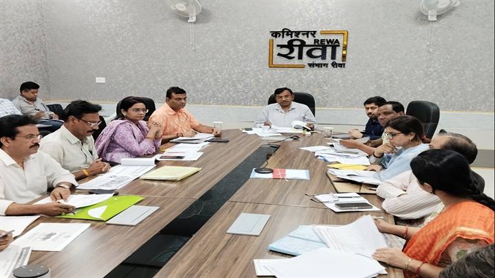 कमिश्नर कार्यालय में आयोजित बैठक कमिश्नर कार्यालय में आयोजित बैठक