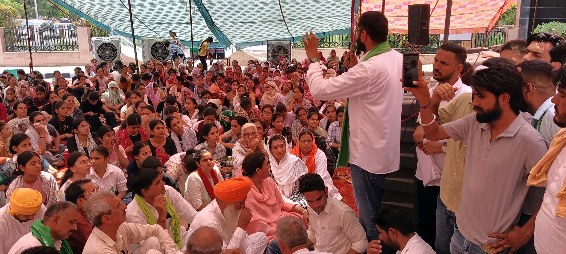 छात्रों को संबोधित करते किसान नेता रवि आजाद। छात्रों को संबोधित करते किसान नेता रवि आजाद।