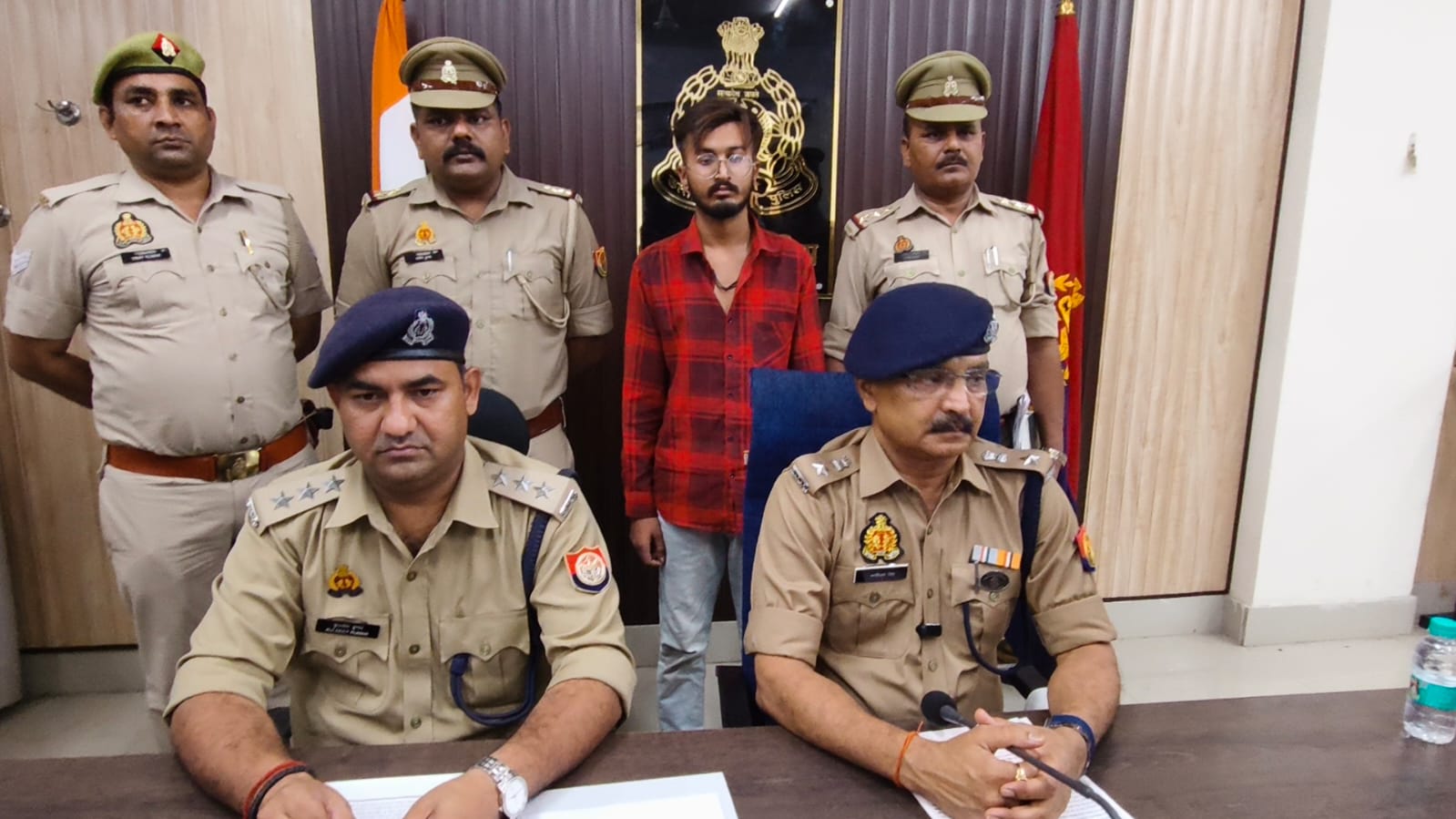 प्रेस कॉन्फ्रेंस में सोशल मीडिया पर धार्मिक भावनाएं भड़काने के आरोप में गिरफ्तार आरोपित मोहम्मद रागिब जानकारी देते हैं एसपी सिटी। प्रेस कॉन्फ्रेंस में सोशल मीडिया पर धार्मिक भावनाएं भड़काने के आरोप में गिरफ्तार आरोपित मोहम्मद रागिब जानकारी देते हैं एसपी सिटी।