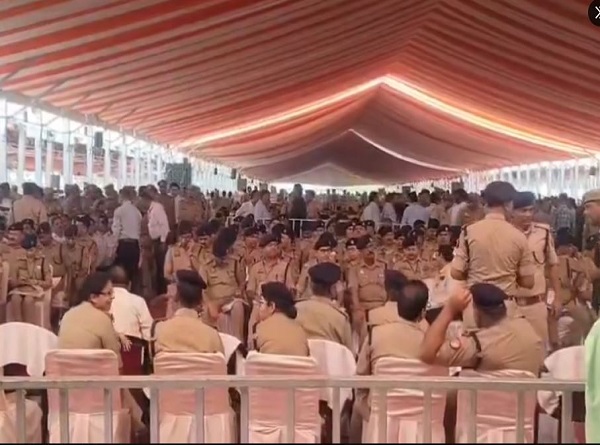 कार्यक्रम स्थल पर पहुंचे पुलिस अधिकारी एवं कर्मचारी कार्यक्रम स्थल पर पहुंचे पुलिस अधिकारी एवं कर्मचारी