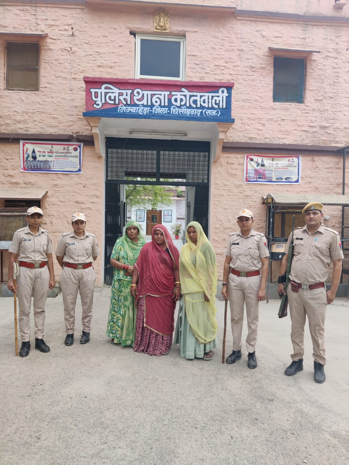 चित्तौड़गढ़ जिले की निंबाहेड़ा थाना पुलिस ने ठगी के मामले में गिरफ्तार की महिलाएं। चित्तौड़गढ़ जिले की निंबाहेड़ा थाना पुलिस ने ठगी के मामले में गिरफ्तार की महिलाएं।