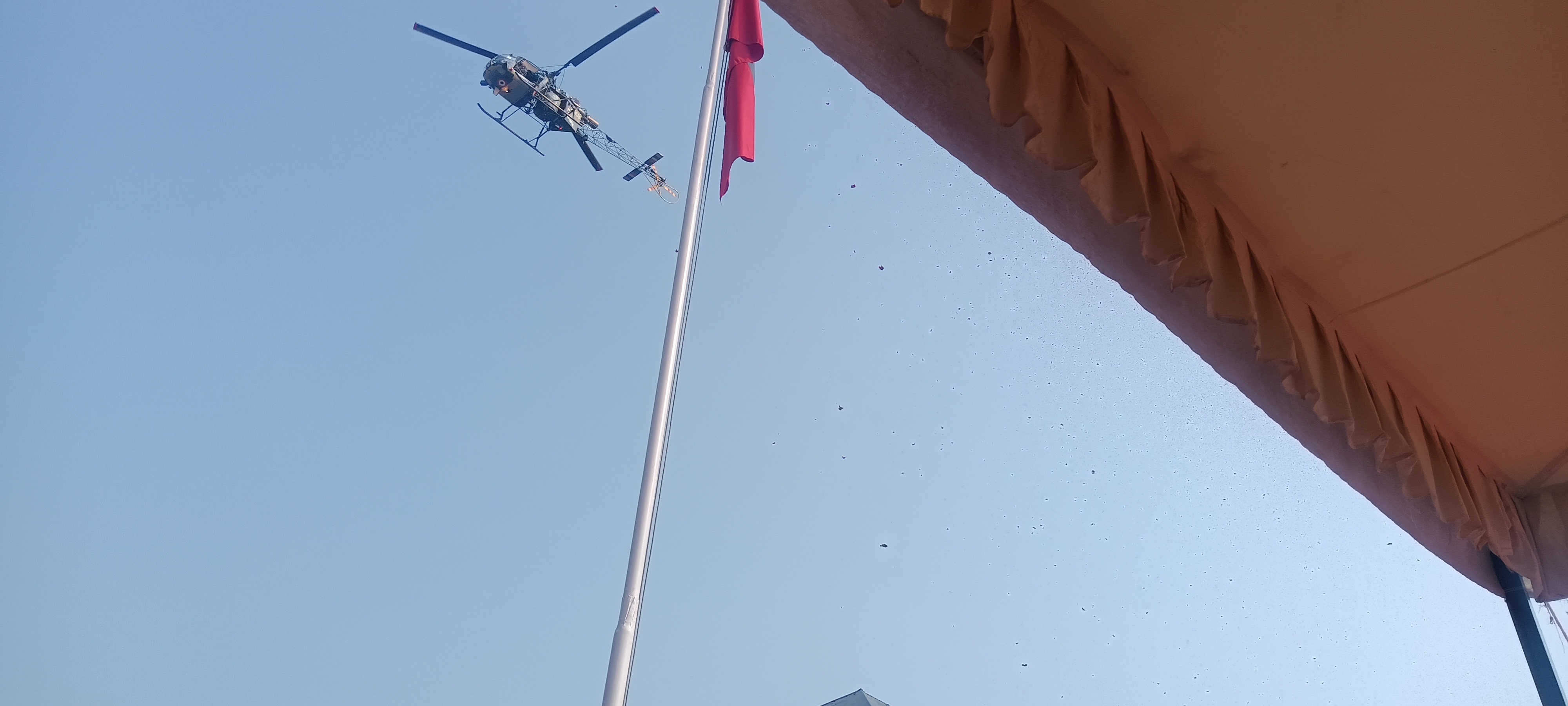 हेलीकॉप्टर से पुष्प वर्षा। हेलीकॉप्टर से पुष्प वर्षा।