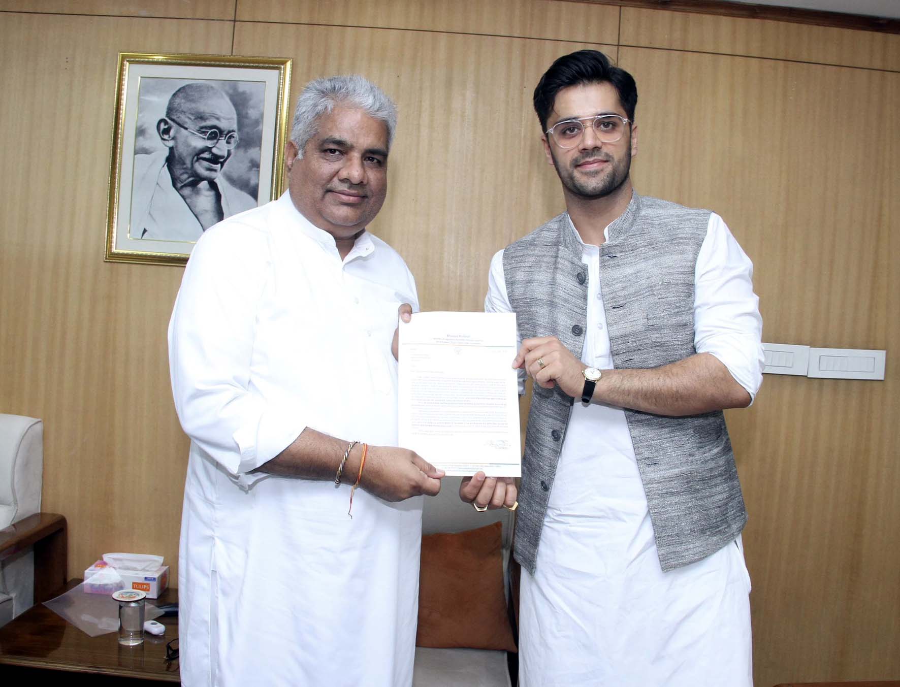 केन्द्रीय मंत्री भूपेन्द्र यादव को मांग पत्र सौंपते भव्य बिश्नोई। केन्द्रीय मंत्री भूपेन्द्र यादव को मांग पत्र सौंपते भव्य बिश्नोई।