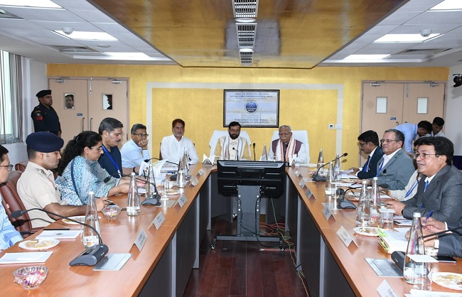 हरियाणा परमाणु विद्युत परियोजना की समीक्षा करते ऊर्जा मंत्री और अन्य हरियाणा परमाणु विद्युत परियोजना की समीक्षा करते ऊर्जा मंत्री और अन्य