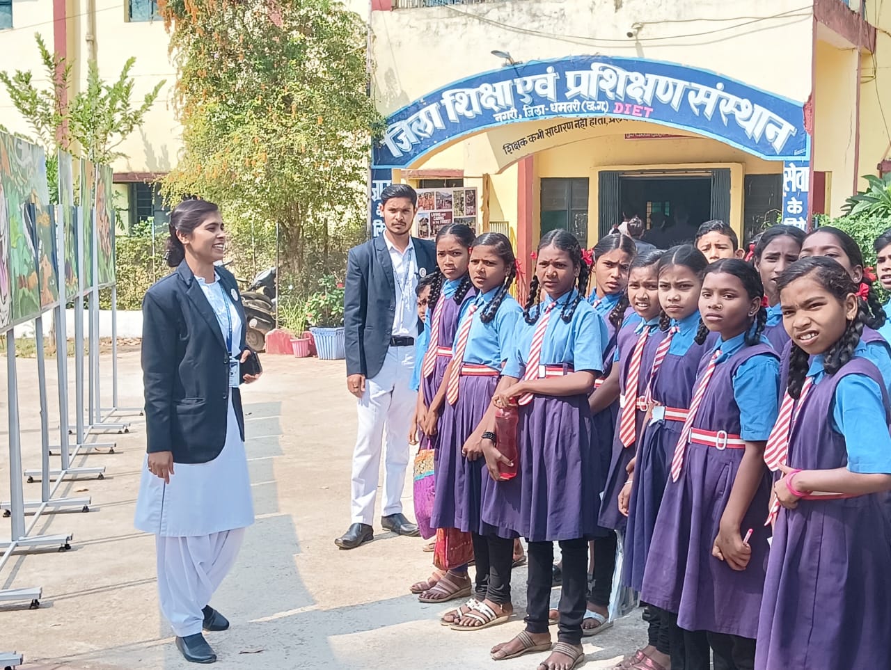 स्कूल के बाहर खड़ी हुई छात्राएं।
