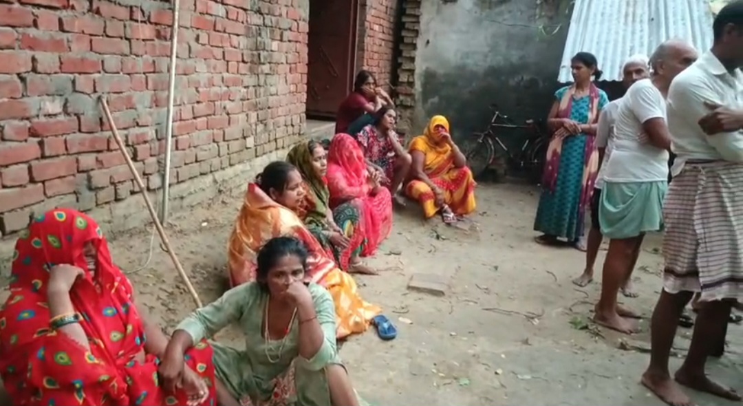 रोते बिलखते परिजन रोते बिलखते परिजन