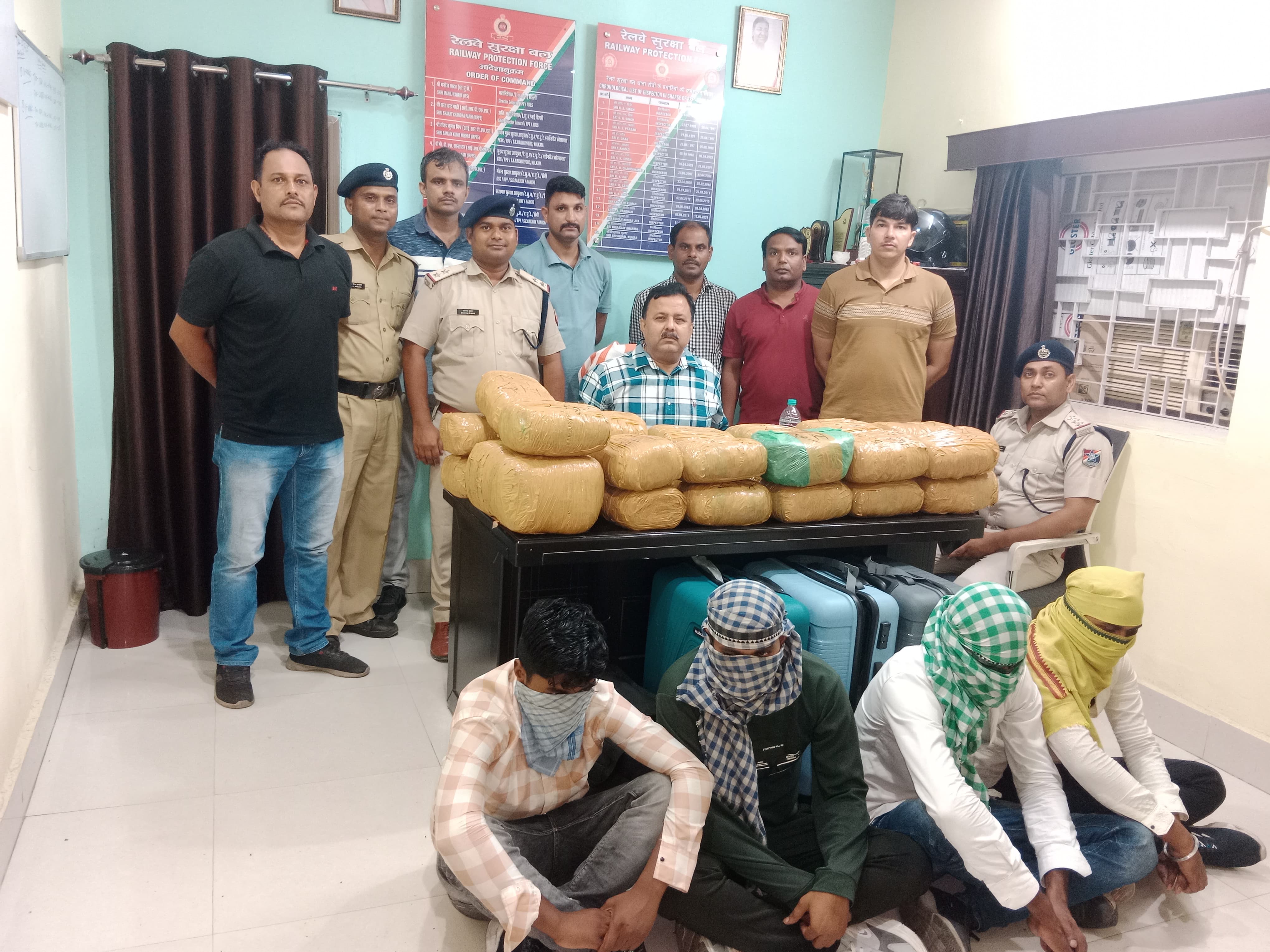 आरोपित और आरपीएफ के अधिकारी आरोपित और आरपीएफ के अधिकारी