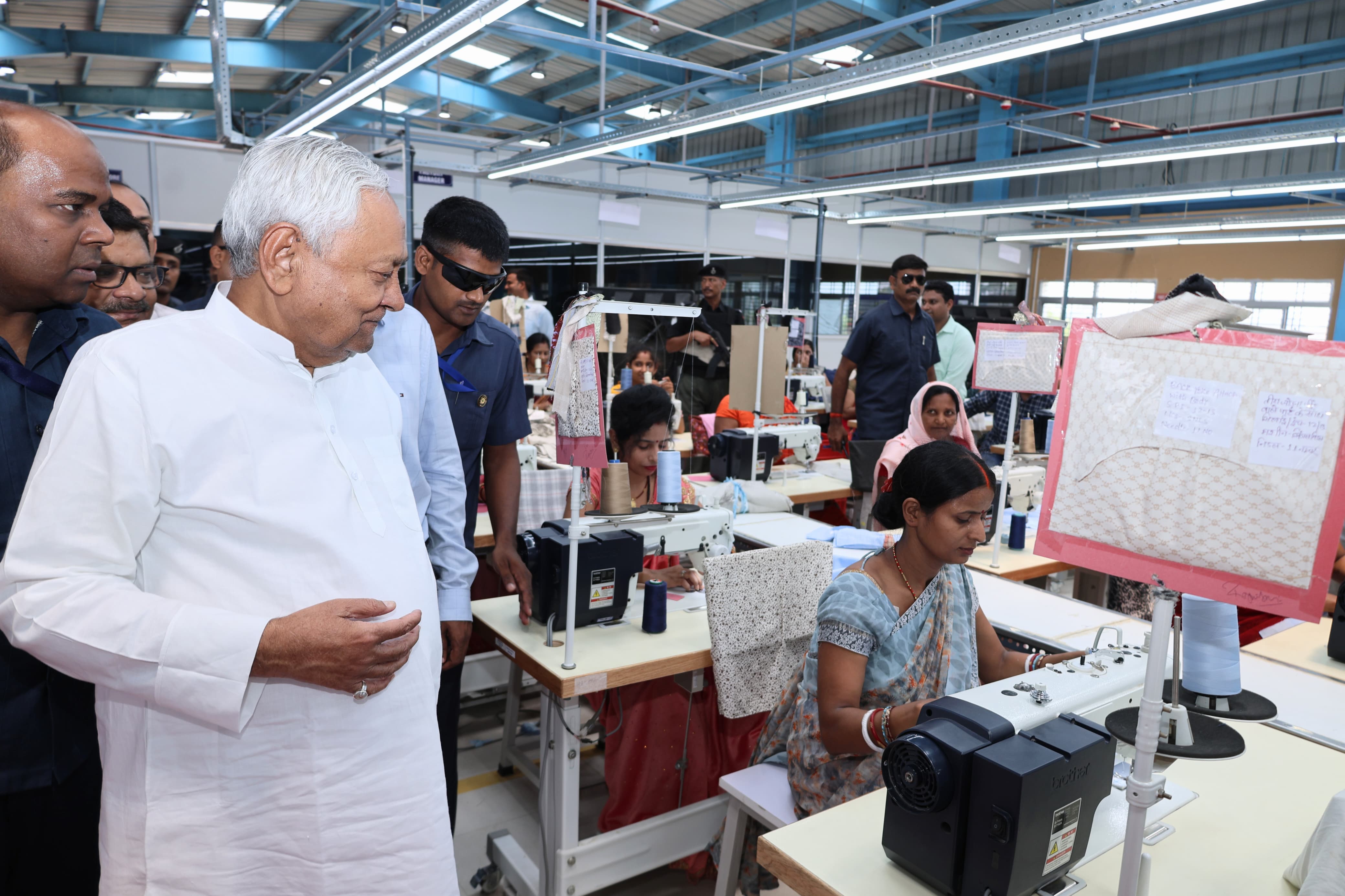 मुख्यमंत्री नीतीश पटना जिला अन्तर्गत विभिन्न औद्योगिक इकाइयों का अवलोकन करते हुए