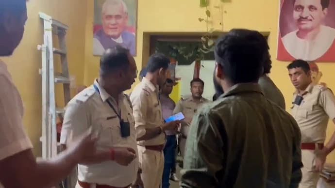 BJP got angry when police entered the district headquarters in Aadhi Raj BJP got angry when police entered the district headquarters in Aadhi Raj