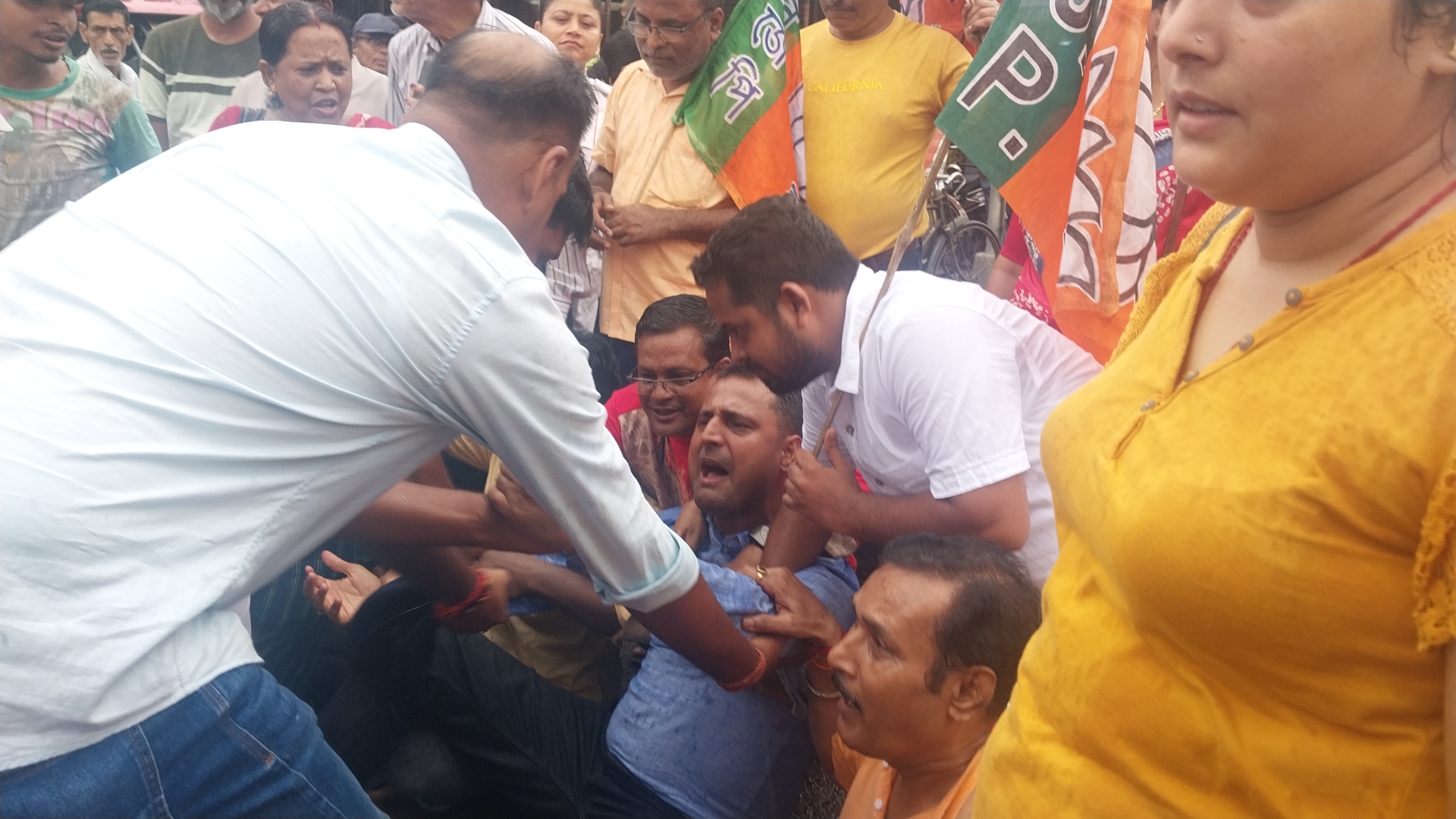 महेशतला की घटना के खिलाफ श्रीरामपुर में भाजपा का विरोध प्रदर्शन महेशतला की घटना के खिलाफ श्रीरामपुर में भाजपा का विरोध प्रदर्शन
