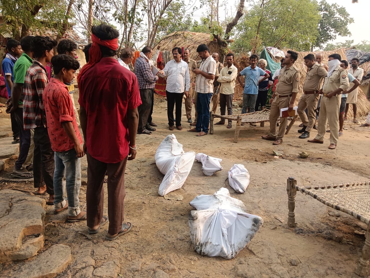 आकाशीय बिजली गिरने से शिकार हुए मृतको एवं पुलिस अधिकारियों का छाया चित्र आकाशीय बिजली गिरने से शिकार हुए मृतको एवं पुलिस अधिकारियों का छाया चित्र