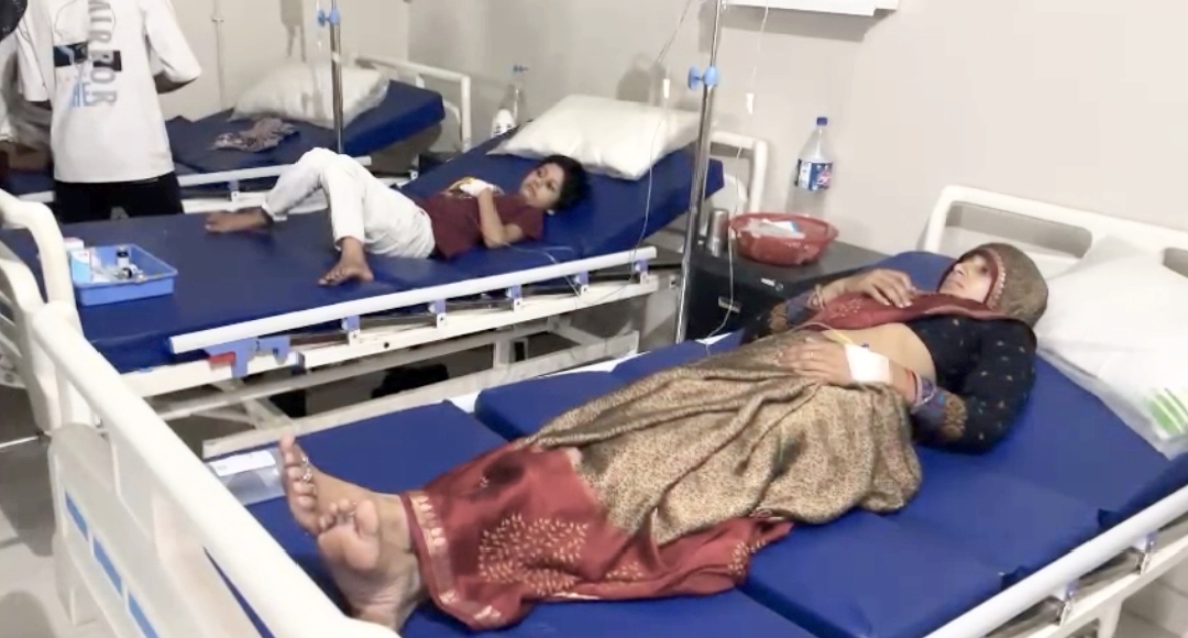 फूड पॉइजनिंग का शिकार हुआ परिवार फूड पॉइजनिंग का शिकार हुआ परिवार