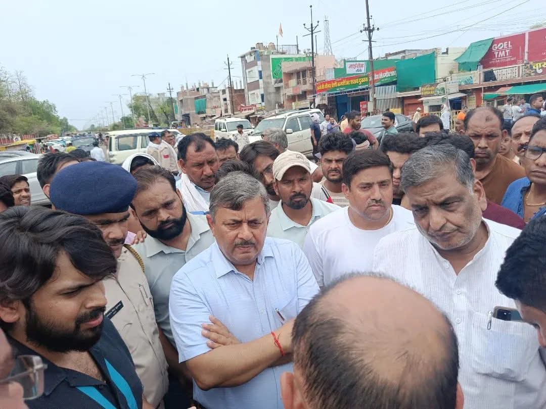 महिलाओं ने कार्रवाई को लेकर किया चक्काजाम, तब जाकर पहुंचे कलेक्टर मिलने महिलाओं ने कार्रवाई को लेकर किया चक्काजाम, तब जाकर पहुंचे कलेक्टर मिलने