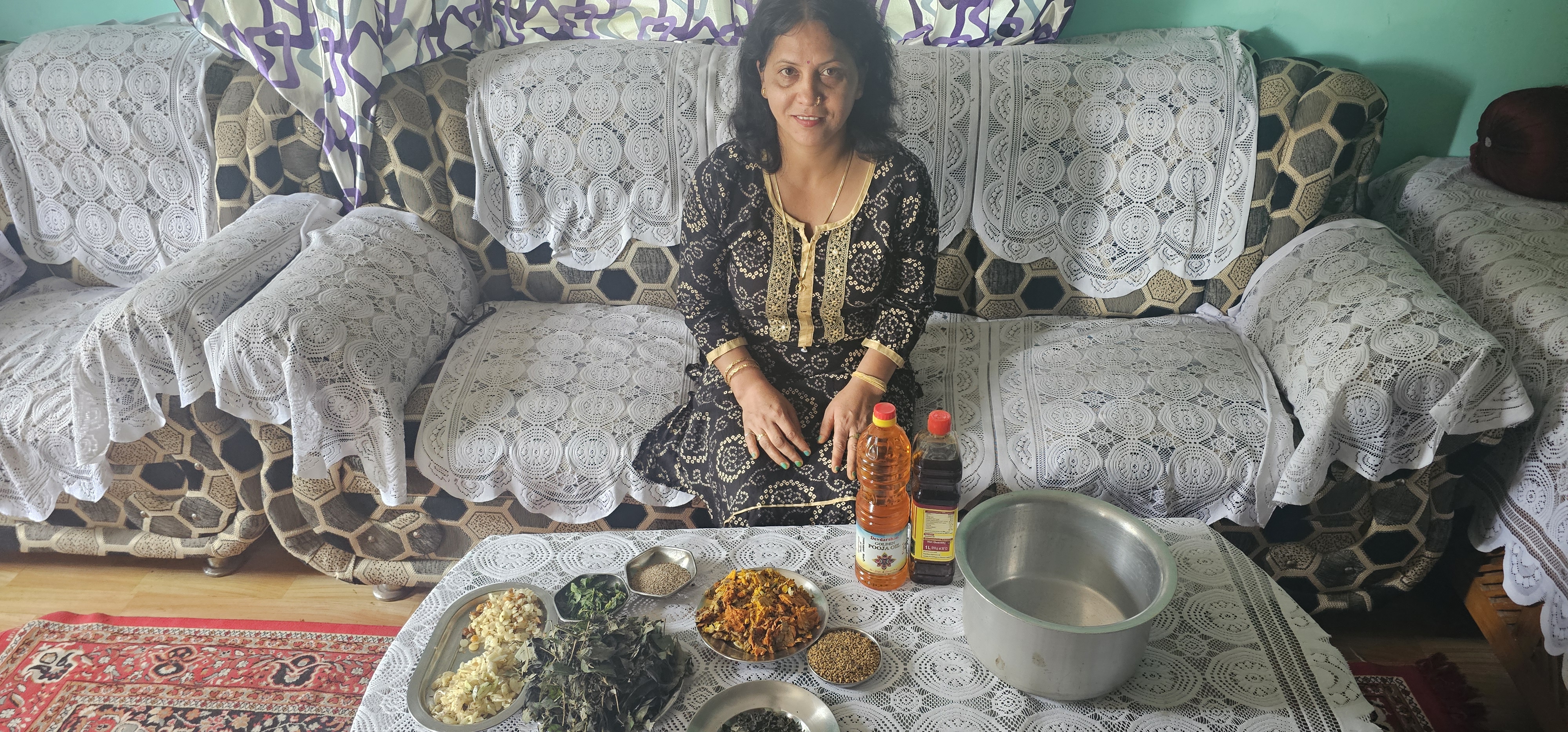 डा: तारा सेन जड़ी-बूटियों से दर्द निवारक तेल बनाने की सामग्री के साथ। डा: तारा सेन जड़ी-बूटियों से दर्द निवारक तेल बनाने की सामग्री के साथ।