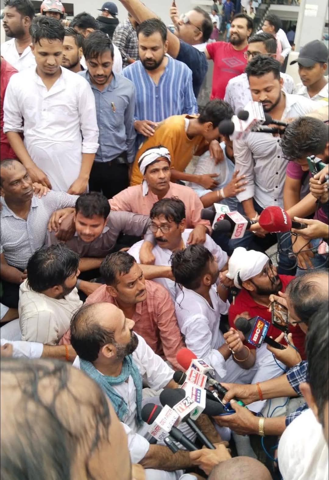 फ्लाईओवर पर कांग्रेस का 'सांकेतिक लोकार्पण पुलिस से हुई झड़प, वाटर कैनन का सहारा फ्लाईओवर पर कांग्रेस का 'सांकेतिक लोकार्पण पुलिस से हुई झड़प, वाटर कैनन का सहारा