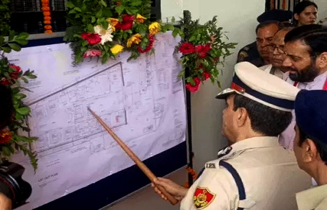 रेवाड़ी जेल परिसर की मैप से जानकारी लेते हुए मुख्यमंत्री नायब सिंह सैनी। रेवाड़ी जेल परिसर की मैप से जानकारी लेते हुए मुख्यमंत्री नायब सिंह सैनी।
