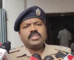 गिरफ्तार तस्करों के साथ एसएसपी व पुलिस गिरफ्तार तस्करों के साथ एसएसपी व पुलिस