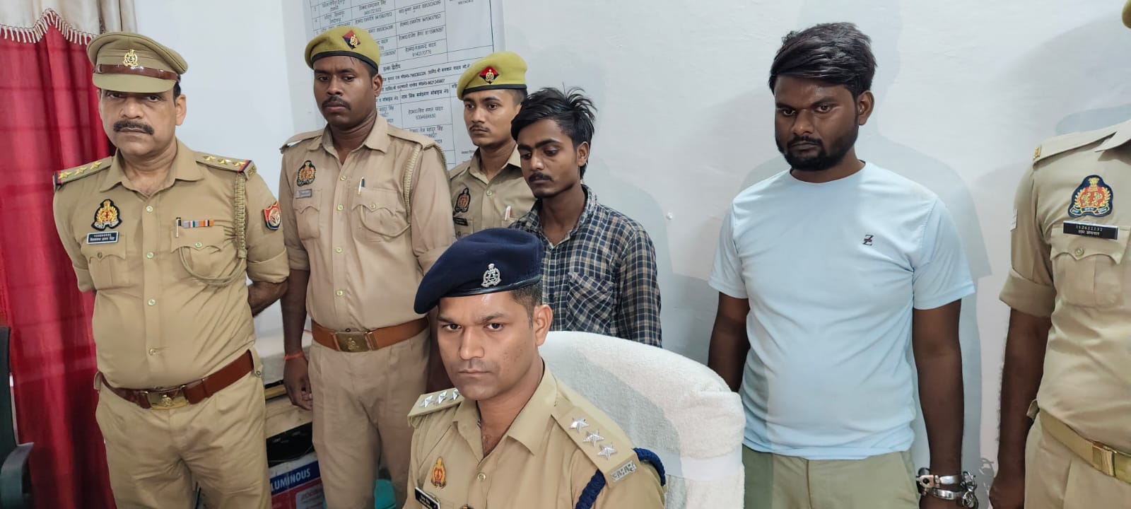 पुलिस अभिरक्षा में खड़े आरोपित अपराधी पुलिस अभिरक्षा में खड़े आरोपित अपराधी