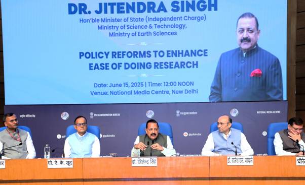 प्रेस कॉन्फ्रेंस को संबोधित करते डॉ जितेंद्र सिंह प्रेस कॉन्फ्रेंस को संबोधित करते डॉ जितेंद्र सिंह