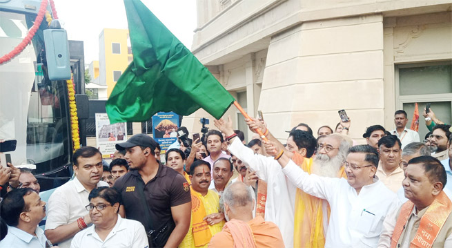 मानसरोवर यात्रा पर जाने वाली बस काे हरी झंडी दिखाते मंत्री जयवीर सिंह और अन्य। मानसरोवर यात्रा पर जाने वाली बस काे हरी झंडी दिखाते मंत्री जयवीर सिंह और अन्य।