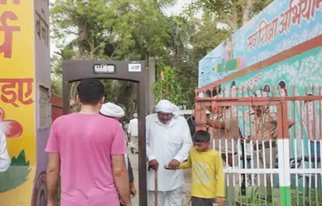 सोनीपत: चुनाव के दौरान वृद्ध् मतदाता वोट के बाद मतदान केंद्र से बाहर आते हुए। सोनीपत: चुनाव के दौरान वृद्ध् मतदाता वोट के बाद मतदान केंद्र से बाहर आते हुए।