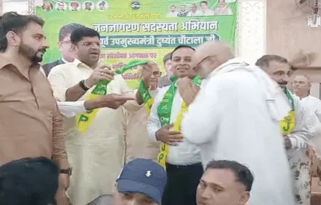 सोनीपत: जेजेपी कार्यकर्ता बैठक में नए सदस्यों का स्वागत करते हुए दुष्यंत चौटाला। सोनीपत: जेजेपी कार्यकर्ता बैठक में नए सदस्यों का स्वागत करते हुए दुष्यंत चौटाला।