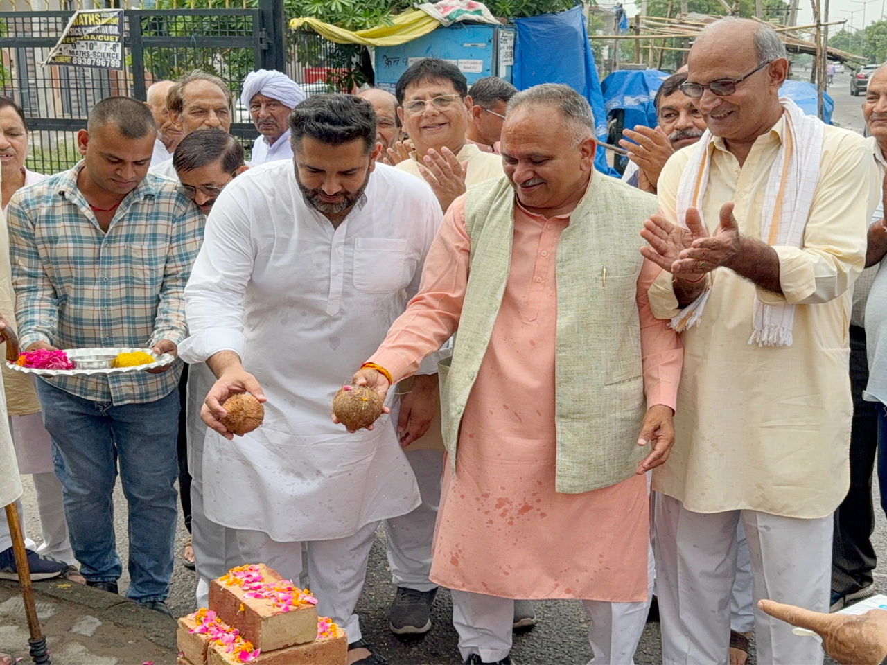 सोनीपत: विधायक निखिल मदान और मेयर राजीव जैन विकास कार्यो को शुरु करवाते हुए। सोनीपत: विधायक निखिल मदान और मेयर राजीव जैन विकास कार्यो को शुरु करवाते हुए।