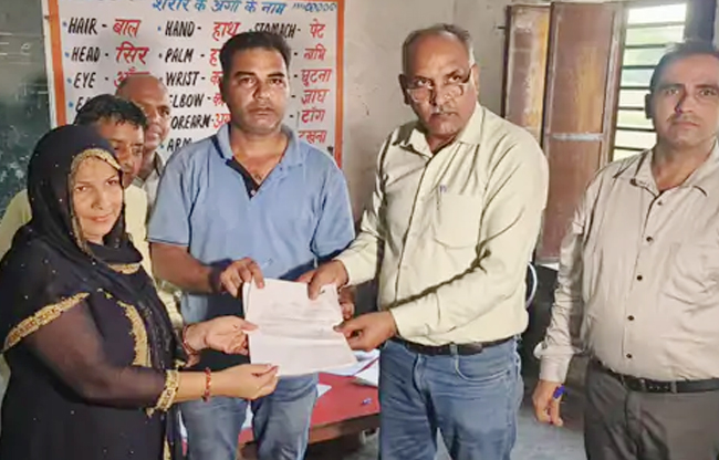 सोनीपत: पांची जाटान के पंच मुकेश को निर्वाचन पत्र सौंपते सहायक निर्वाचन अधिकारी विनोद शर्मा सोनीपत: पांची जाटान के पंच मुकेश को निर्वाचन पत्र सौंपते सहायक निर्वाचन अधिकारी विनोद शर्मा